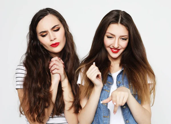 Lifestyle en mensen concept: Twee jonge meisjes vrienden die samen staan en plezier hebben. — Stockfoto