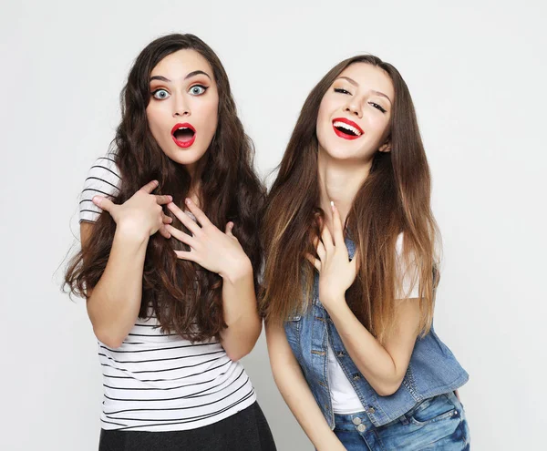 Dos amigas jóvenes divirtiéndose. Ambos haciendo caras sorprendidas. —  Fotos de Stock