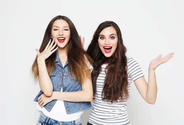 Duas jovens amigas se divertindo. Ambos fazendo rostos surpresos. — Fotografia de Stock