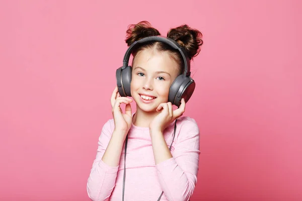 Menina feliz com fones de ouvido ouvindo música — Fotografia de Stock