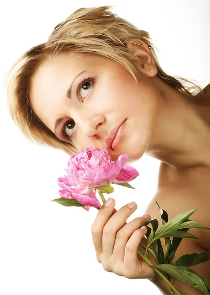 Mujer joven con flor de árbol-peonía — Foto de Stock