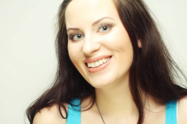 Gülümseyen esmer portreyi kapat.