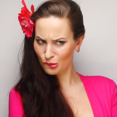 Kadın komik surat yapıyor.