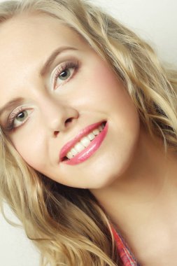 Gülümseyen ve gülen sarışın kız