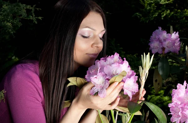 Donna sorridente all'aperto con alcuni fiori — Foto Stock