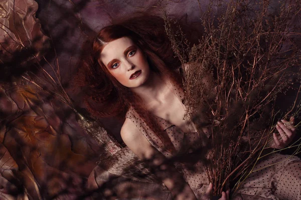 Femme avec maquillage lumineux avec des branches sèches — Photo