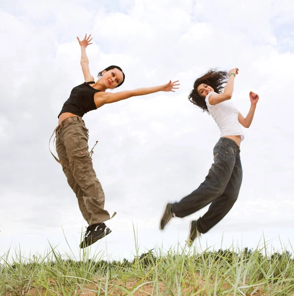 Girls jumping in the park — Stock Photo, Image