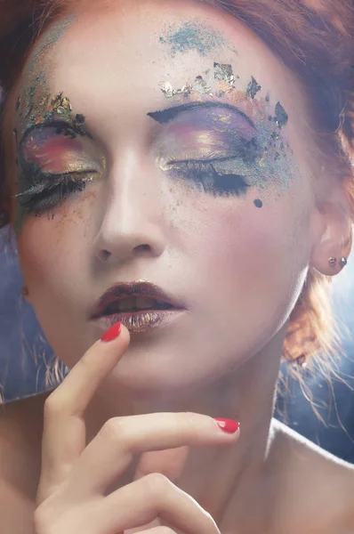 Parlak renkli makyaj ile genç güzel kadın — Stok fotoğraf