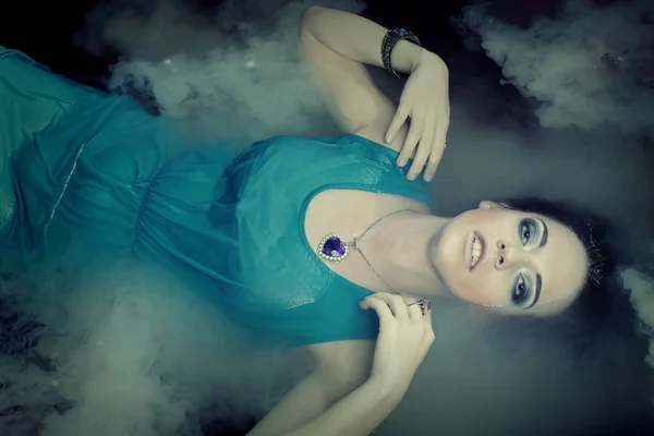 Kobieta w niebieskiej sukience, leżąc w wodzie — Zdjęcie stockowe