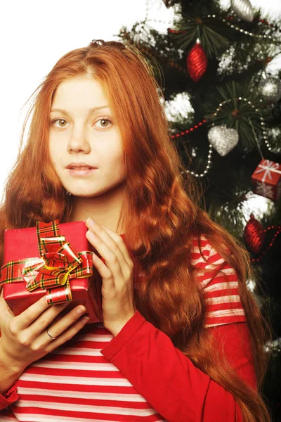 Mujer feliz con caja de regalo y árbol de Navidad — Foto de Stock