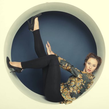 seksi kadın daire içinde poz