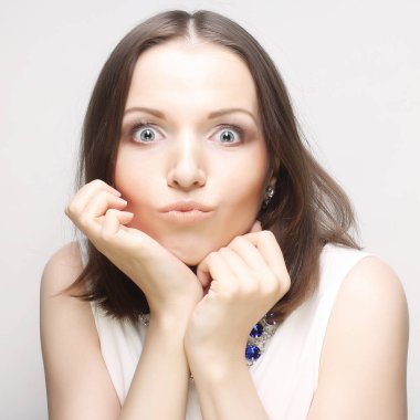 portre genç duygusal kadın kapatmak