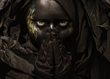 model siyah bir yüzü ile.