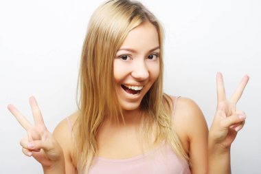 Başarılı kız başparmağını iki eliyle kaldırır.