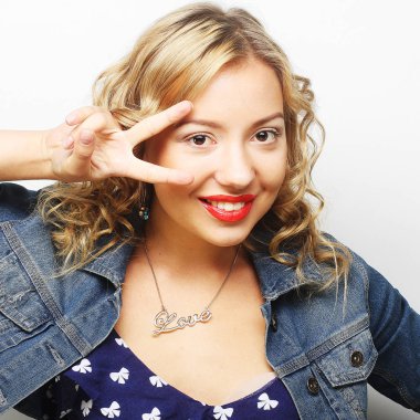  kıvırcık saçlı genç sarışın kadın