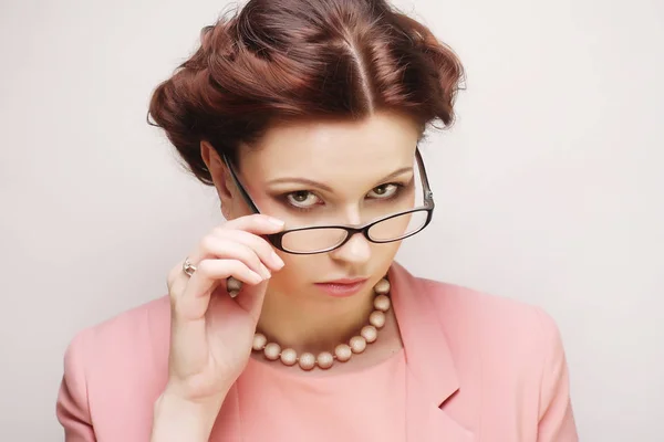 ピンク眼鏡の若い実業家 — ストック写真