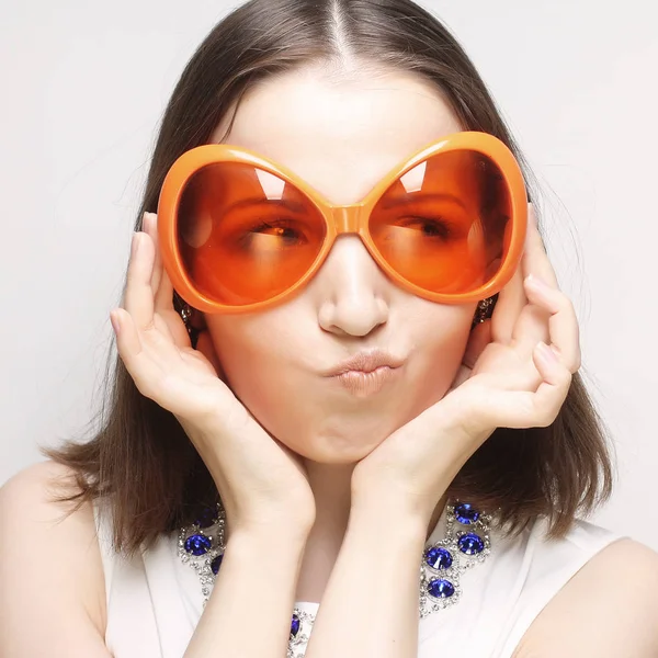 Femme heureuse avec de grandes lunettes de soleil orange — Photo