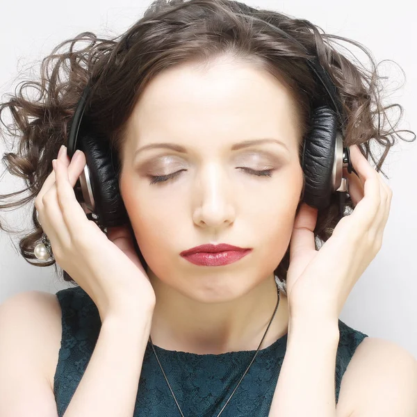 Mujer joven con auriculares escuchando música — Foto de Stock