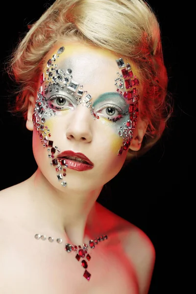 Retrato de primer plano de mujer con maquillaje artístico — Foto de Stock