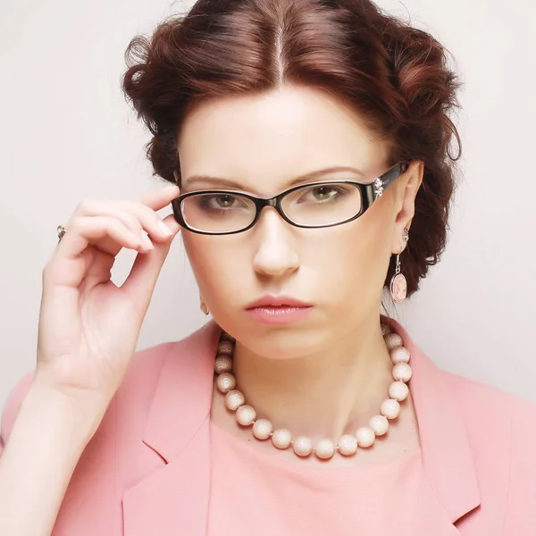 गुलाबी परिधान चष्मा तरुण व्यवसाय महिला — स्टॉक फोटो, इमेज