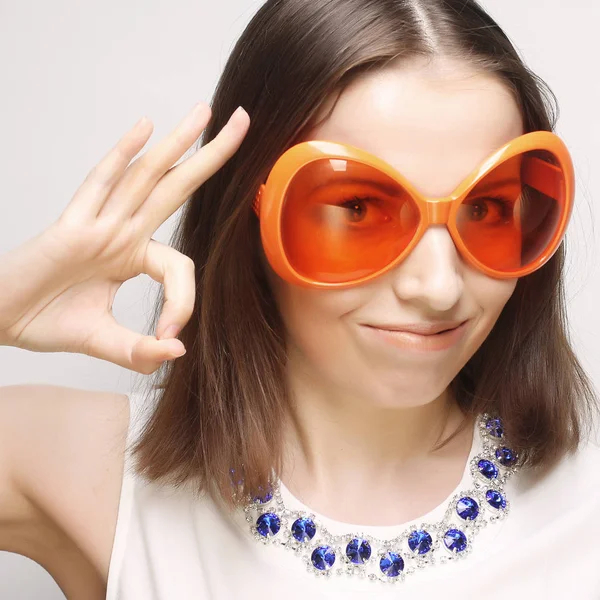 Mujer feliz con grandes gafas de sol naranjas — Foto de Stock