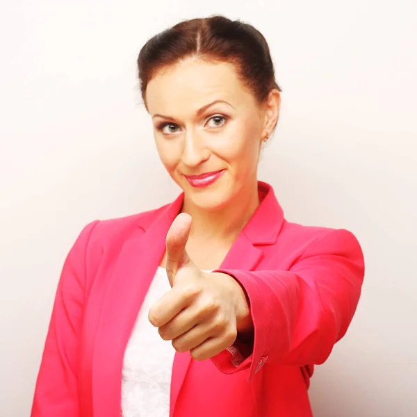 Успешная деловая женщина показывает большой палец вверх — стоковое фото