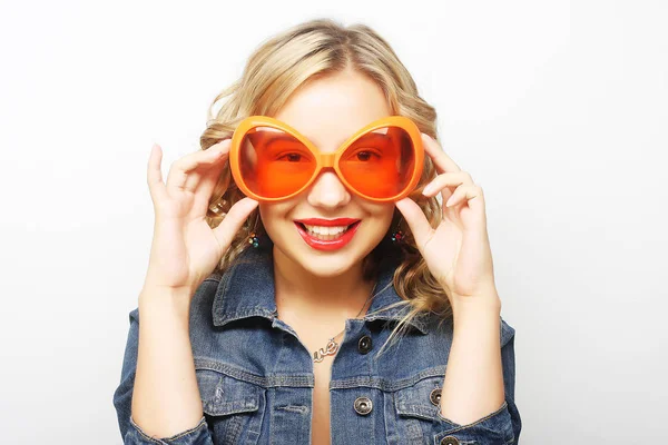 Mujer feliz joven con grandes gafas de sol naranjas — Foto de Stock