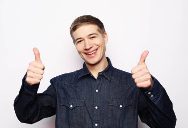 Duygu ve insanlar kavramı. Genç adam ok gösterilen.