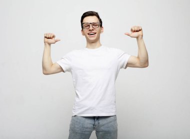 Başarılı duygusal, genç, beyaz erkek kreması.