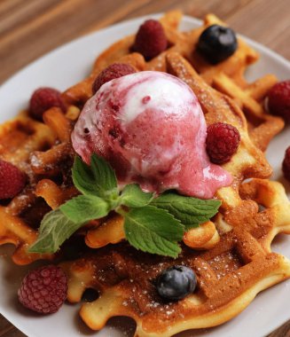 Taze meyveleri ve dondurma ile Belçika waffle 