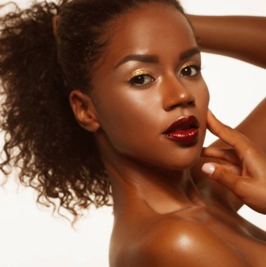 Moda stüdyo portre bir olağanüstü güzel Afro-Amerikan modeli 
