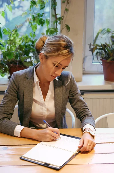 Concepto de empresa y personas: mujer de negocios concepto de planificación de trabajo en una cafetería . — Foto de Stock