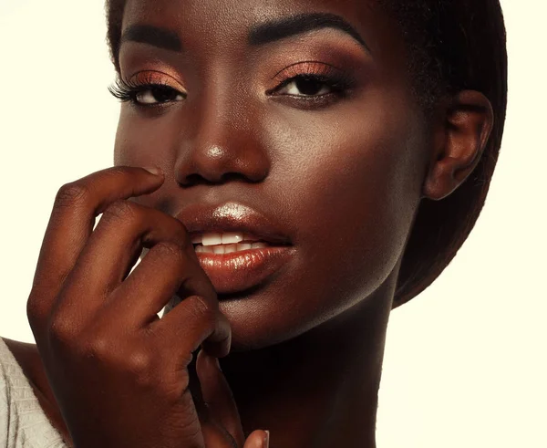 Mulher negra bonita posando em um estúdio — Fotografia de Stock