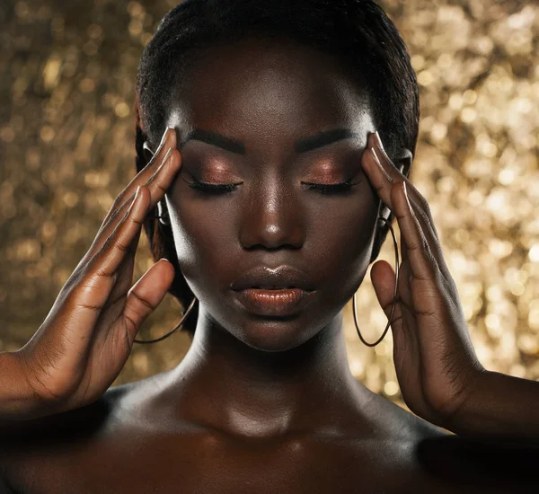 Modestudio Porträt eines außergewöhnlich schönen afrikanisch-amerikanischen Modells mit geschlossenen Augen vor goldenem Hintergrund — Stockfoto