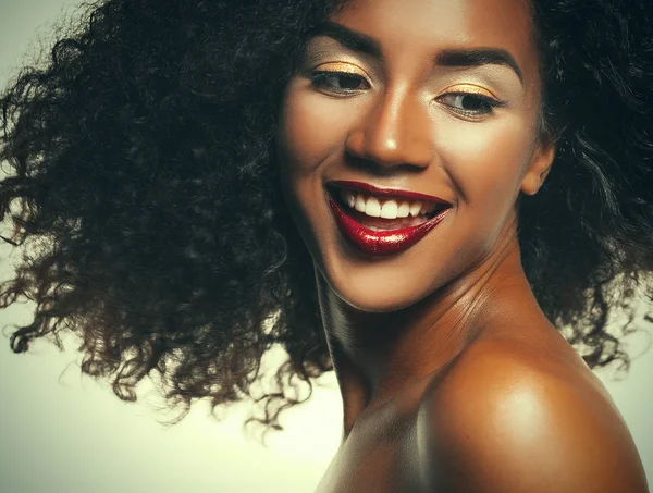 Moda stüdyo portre bir olağanüstü güzel Afro-Amerikan modeli — Stok fotoğraf