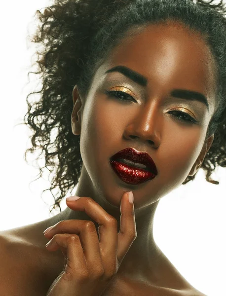 Portrait de jeune modèle africain avec un beau maquillage en studio — Photo