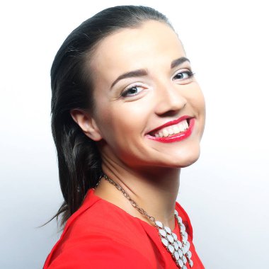  Kadın kocaman mutlu gülümseme ile