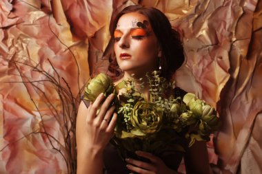 kadın parlak yaratıcı olun yeşil çiçekler gidiyor