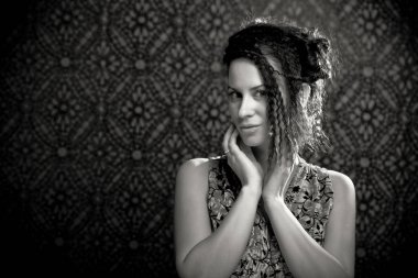 Kıvırcık saçlı güzel bir kadının portresi..