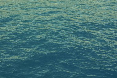 Dalgalı mavi deniz ve berrak mavi gökyüzü 