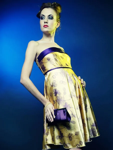 Kvinna i gul klänning — Stockfoto