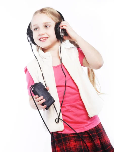 Bailando auriculares niña música cantando sobre fondo blanco —  Fotos de Stock