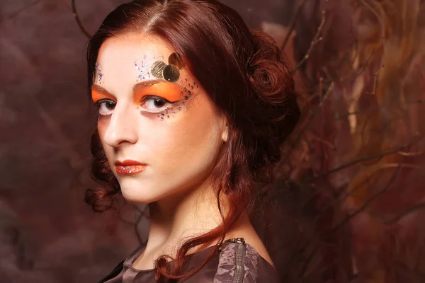 Pelirroja mujer con brillante maquillaje creativo — Foto de Stock