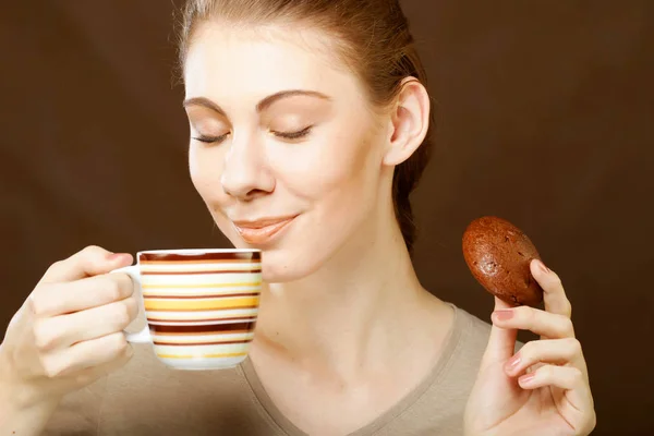 Frau mit Kaffee und Keksen — Stockfoto