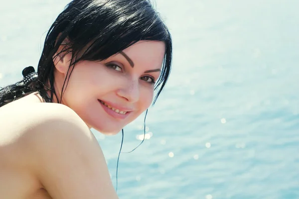 Mooie brunette vrouw aan de zee — Stockfoto