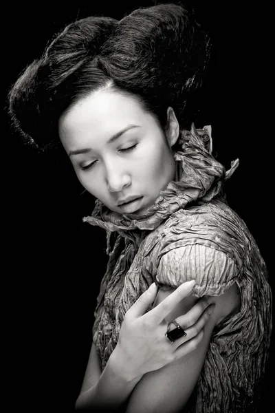 Vacker asiatisk kvinna posera i studio. — Stockfoto