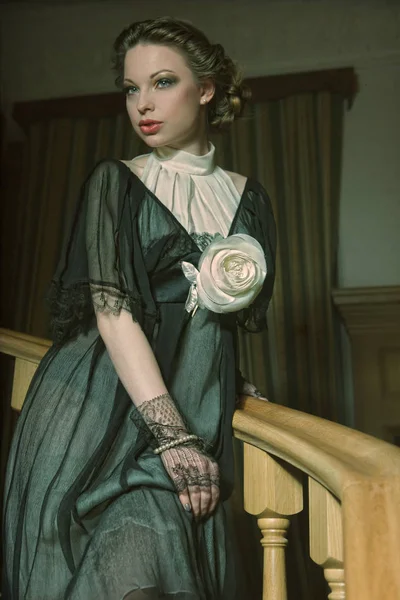Γυναίκα με κομψό φόρεμα που ποζάρει στις σκάλες — Φωτογραφία Αρχείου