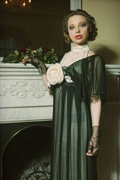 Magnifique portrait de femme à l'intérieur classique. Traitement vintage . — Photo