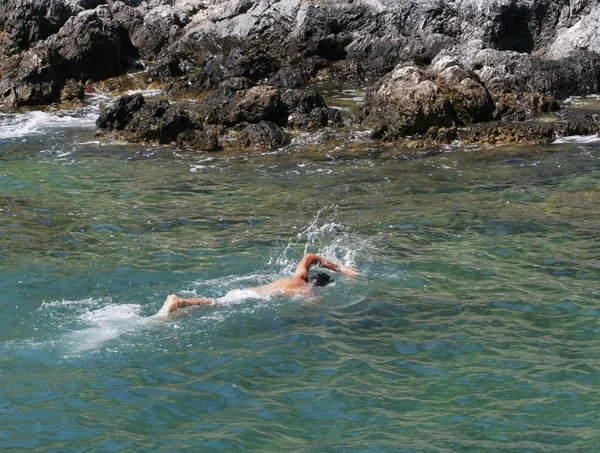 Man zwemmen in water van de oceanen — Stockfoto