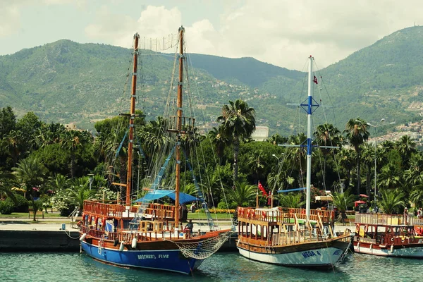 Scena pittorica con yacht vicino al castello — Foto Stock